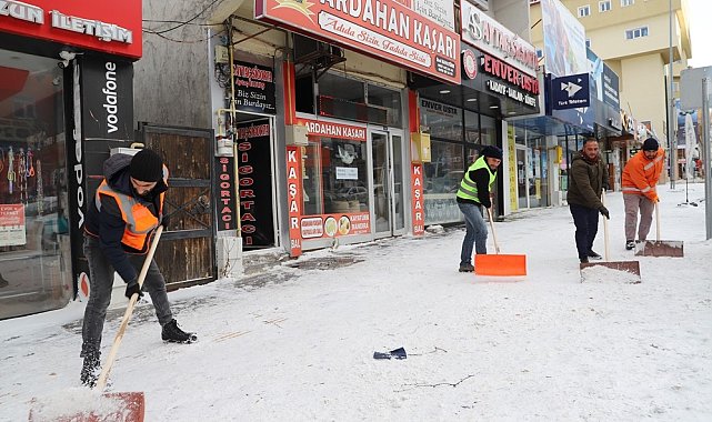 Ardahan'da karla mücadele ekipleri aralıksız çalışıyor