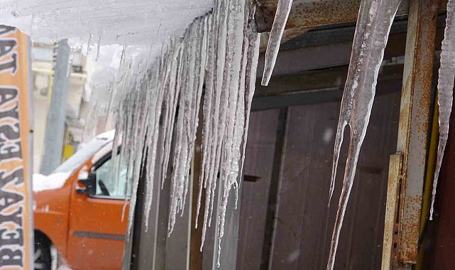 Ardahan'da soğukla birlikte çatılarda buz sarkıtları oluştu