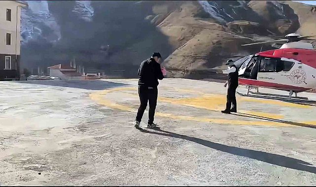 Bahçesaray'da ambulans helikopter sarılık olan bebek için havalandı