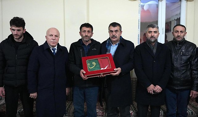 Bakan Tekin'den şehit ailesine taziye