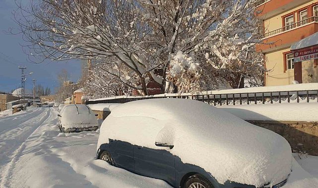Başkale'de araçlar kara gömüldü, 88 yerleşim yerinin yolu ulaşıma kapandı