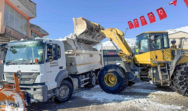 Başkale'de kar yığınları kamyonlarla ilçe dışına taşınıyor