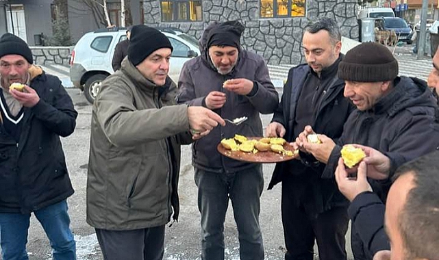 Başkan Demir yol çalışanlarına patates ikram etti