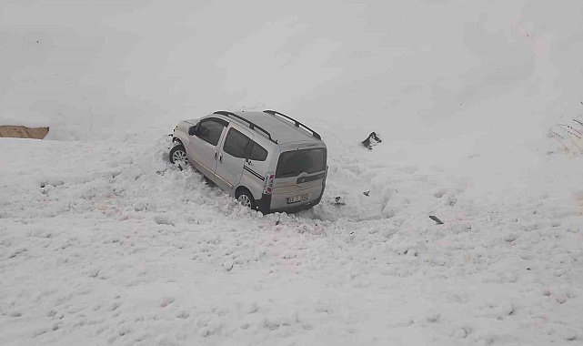 Bingöl'de araç şarampole yuvarlandı: 3 yaralı