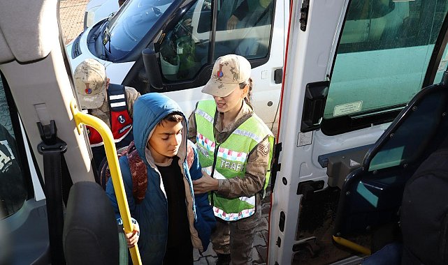 Bingöl'de jandarma, okul çevrelerini ve servislerini denetledi