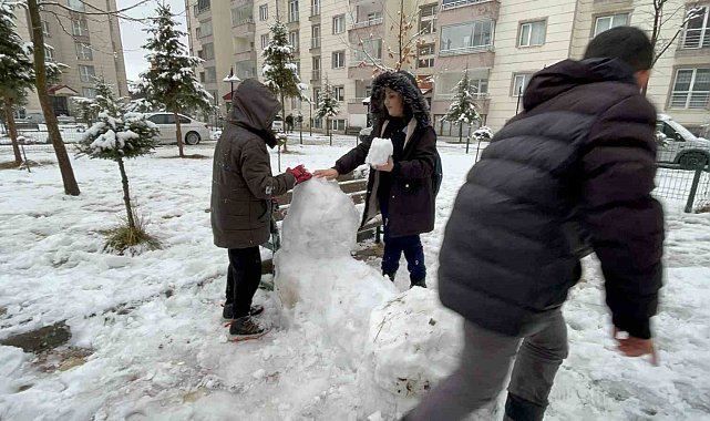 Bitlis'te kar tatilini fırsat bilen çocuklar sokaklara döküldü