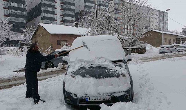 Bitlis'te kar yağışından dolayı 165 köy yolu ulaşıma kapandı