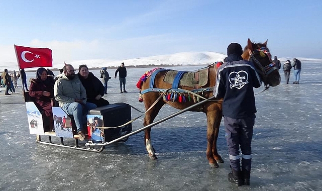 Buz tutan Kars Çıldır Gölü'ne yoğun ilgi