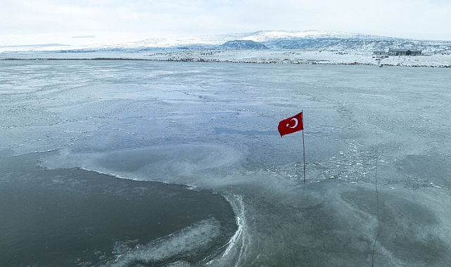 Buz tutmaya başlayan Çıldır Gölü, havadan görüntülendi