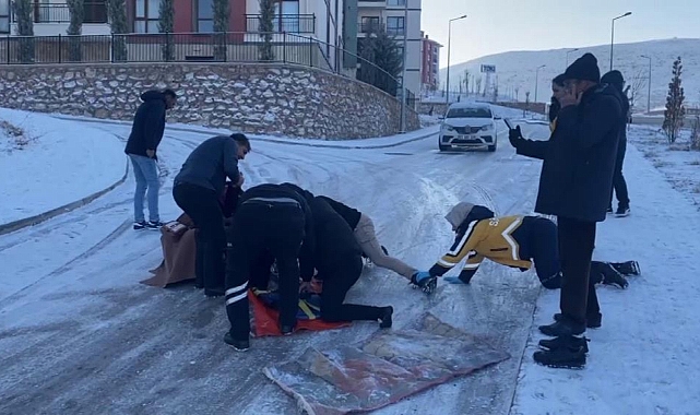 Buzda düşen vatandaşa ulaşmak için insan zinciri oluşturdular