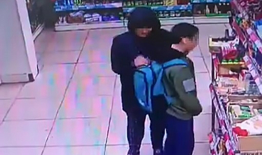 Çaldığı malzemeleri çocuğun sırt çantasına doldurdu
