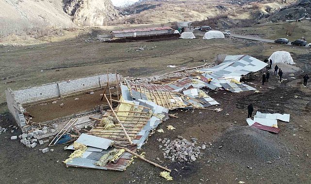 Çatak'ta fırtına çatıları uçurdu