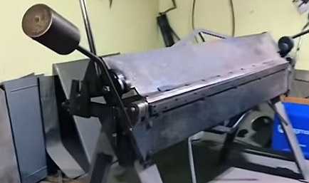 Demirci dedesinden kalan asırlık malzemelere gözü gibi bakıyor
