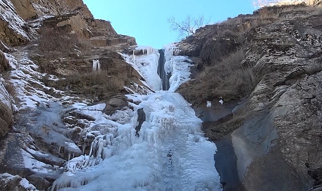 Derecik Şelalesi'nde metrelerce uzunlukta buz sarkıtları oluştu