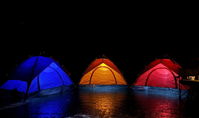 Donan Çıldır Gölü üstünde kamp çadırı kurdular
