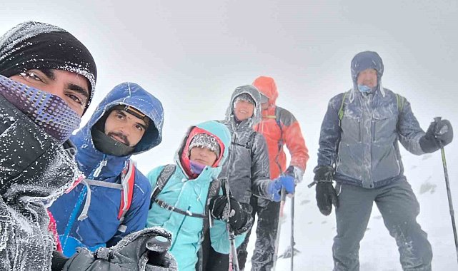 Dondurucu soğukta Ağrı Dağı'nda zirve tırmanışı