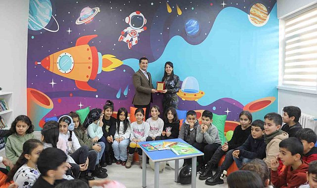Eğitim gönüllüsünden Genç'teki okula kütüphane