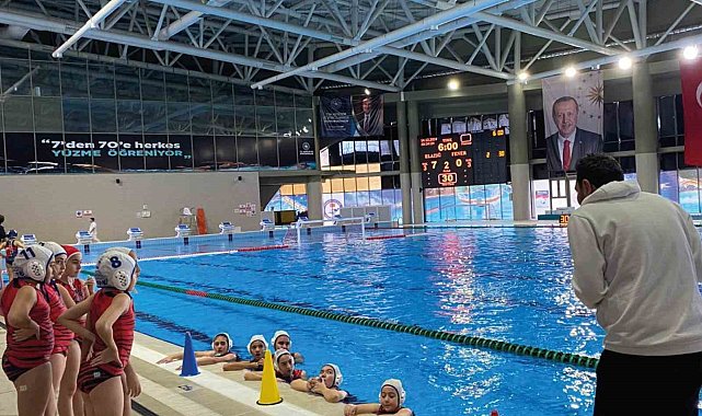 Elazığ Gençlik ve Spor su topu takımından başarılı performans