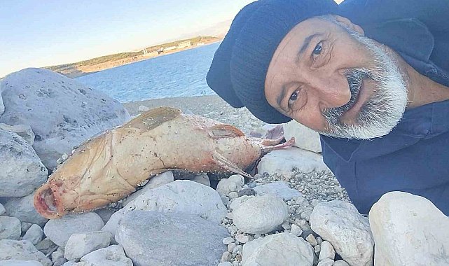 Elazığ'da amatör balıkçı 24 kiloluk sazan yakaladı