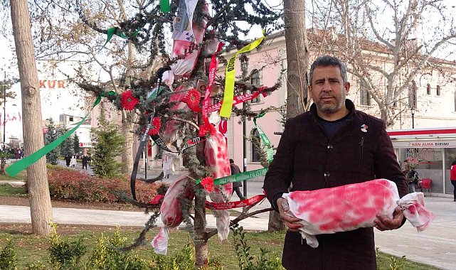 Elazığ'da çam ağacına Filistin bayrakları ve kanlı torbalar asıldı, yılbaşı kutlamaları kınandı