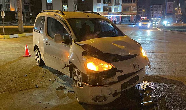Elazığ'da hafif ticari araç polis aracı ile çarpıştı: 4 yaralı