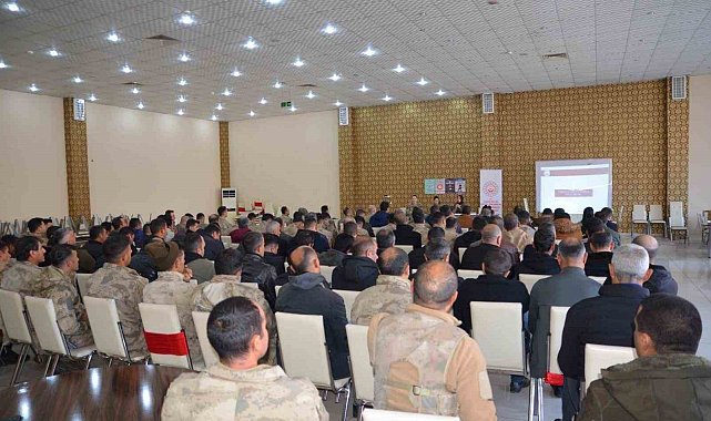 Elazığ'da jandarmanın bilgilendirme faaliyetleri sürüyor