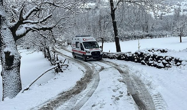 Elazığ'da kar nedeni ile köyde mahsur kalan hasta, yol açılarak hastaneye yetiştirildi