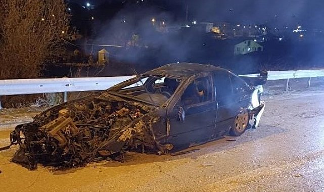 Elazığ'da otomobil aydınlatma direğine çarptı: 2 yaralı