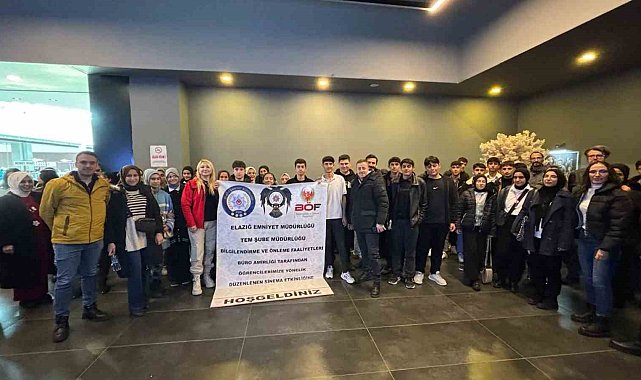 Elazığ'da polis ekipleri öğrencileri sinemaya götürdü