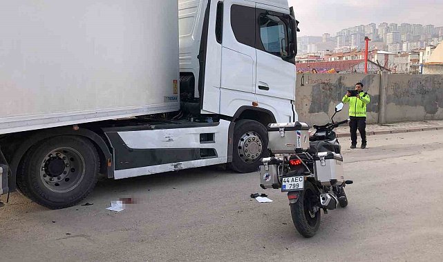 Elazığ'da tır ile çarpışan motosikletli yaralandı