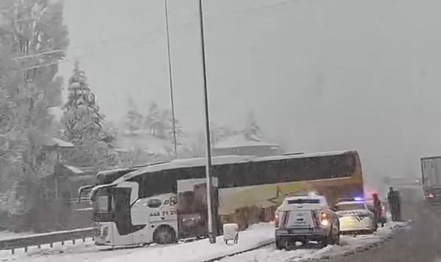 Elazığ'da yoğun kar yağışı trafiği felç etti: Kazalar ardı ardına geldi