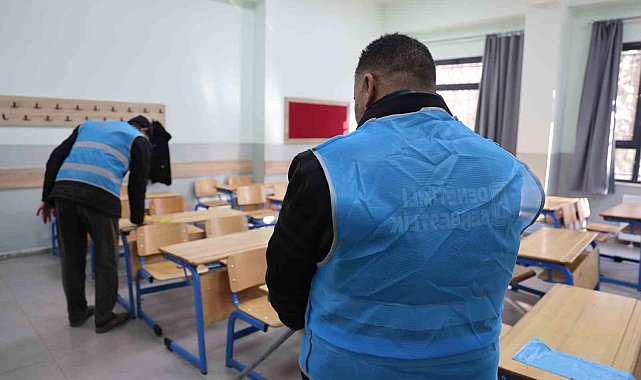 Elazığ'da yükümlüler okulu temizledi