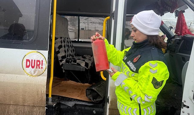 Eleşkirt'te jandarmadan servis araçlarına denetim