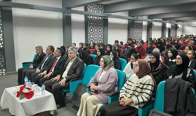 Eleşkirt'te lise öğrencilerine kitap okumanın önemi konulu program düzenledi