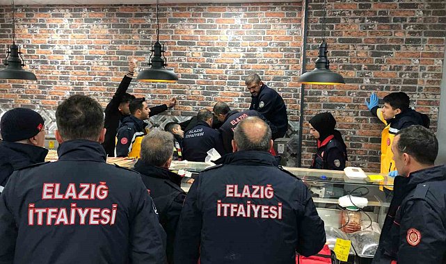 Elini kıyma makinesine kaptıran market çalışanını itfaiye ekipleri kurtardı