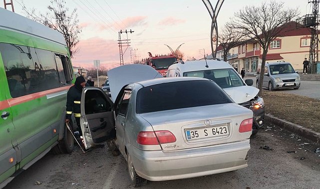 Erciş'te 3 aracın karıştığı kazada 2 kişi yaralandı