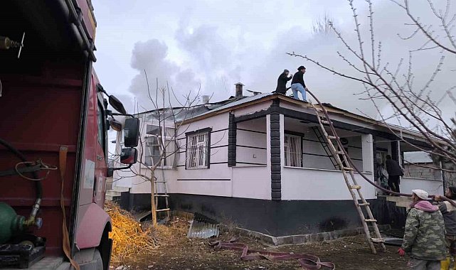 Erciş'te çatı ve kazan dairesi yangını