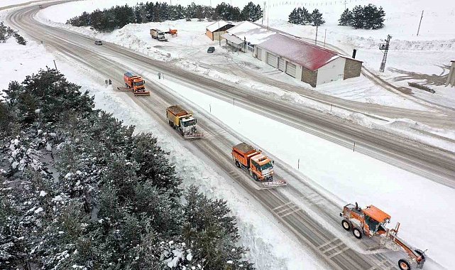 Erzincan güne kar yağışıyla uyandı