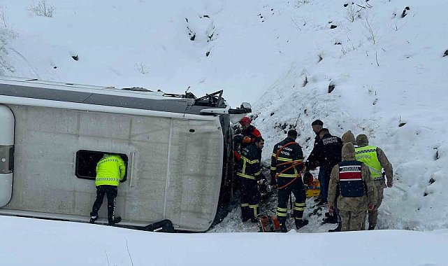 Erzincan-Sivas karayolu Sakaltutan mevkiinde bir otobüsün şarampole yuvarlanması sonucu çok sayıda kişi yaralandı. Olay yerine kurtarma ve sağlık ekipleri sevk edildi.