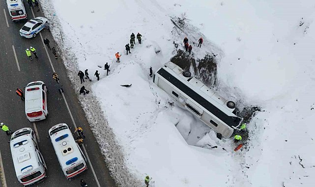Erzincan'da otobüs şarampole uçtu: 21 yaralı