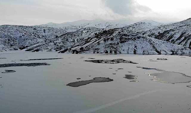 Erzincan'da soğuktan göller buz tuttu