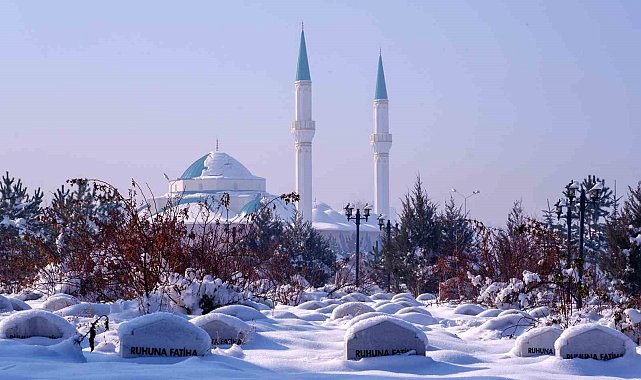 Erzurum buz tuttu, sokak çeşmeleri dondu