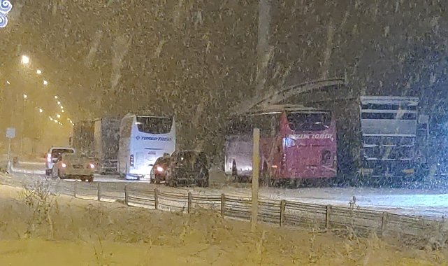 Erzurum'da ulaşıma kar engeli: Çok sayıda araç yolda kaldı