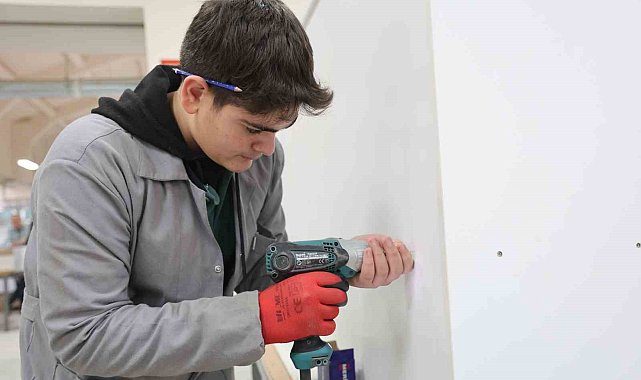 Fabrika değil, lise: yılda 7 milyon ciro yaptılar