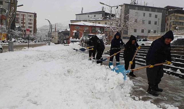 Hakkari Belediyesinin kar timleri görev başında