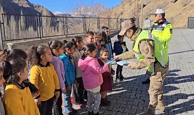 Hakkari'de jandarma ekipleri köydeki öğrencilere trafik eğitimi veriyor