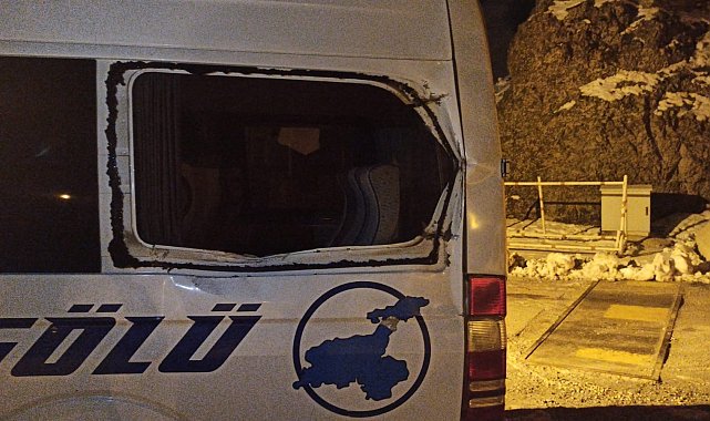 Hakkari'de minibüsün üzerine kaya parçası düştü: 12 yaşındaki çocuk ağır yaralandı