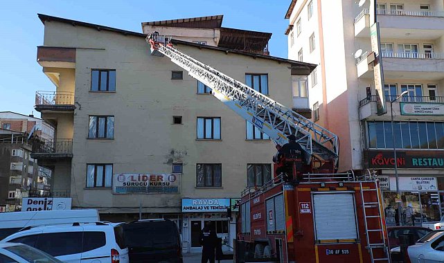 Hakkari'de tehlike oluşturan buz sarkıntıları temizledi