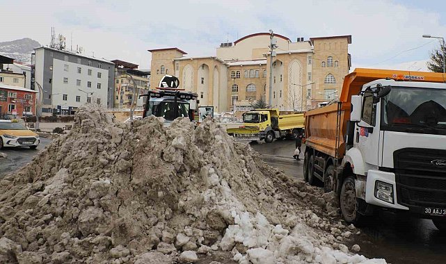 Hakkari'deki kar yığınları şehir dışına çıkarıldı