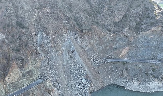 Heyelanın kapattığı yol trafiğe açılıyor